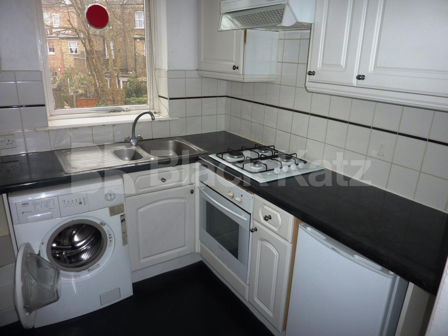 			UNDER OFFER!, 1 Bedroom, 1 bath, 1 reception Ground Floor Flat			 Hillmarton Road, CALEDONIAN ROAD 